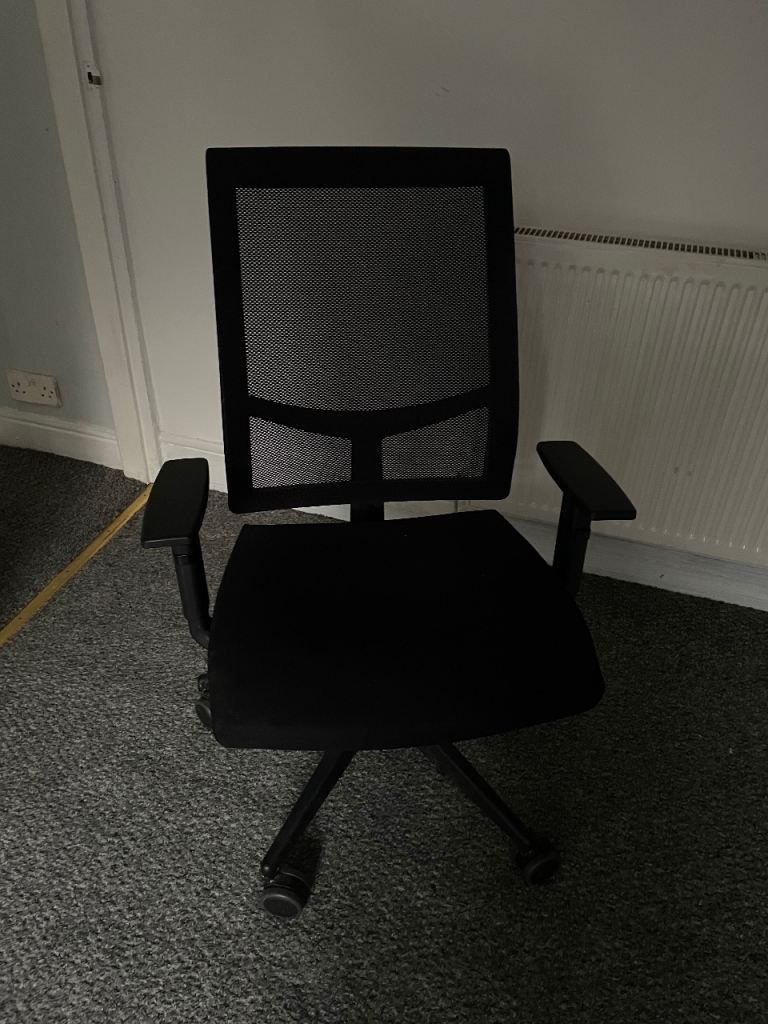 Black Mesh Back Office Chair – Good Condition