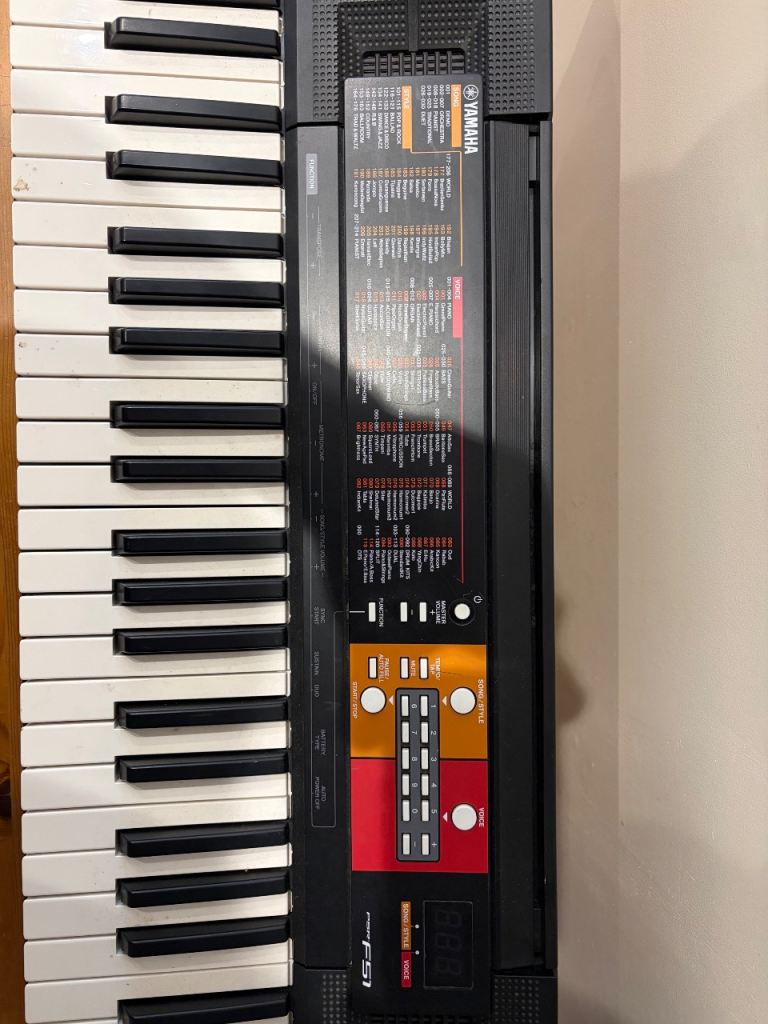 Yamaha F51 Keyboard