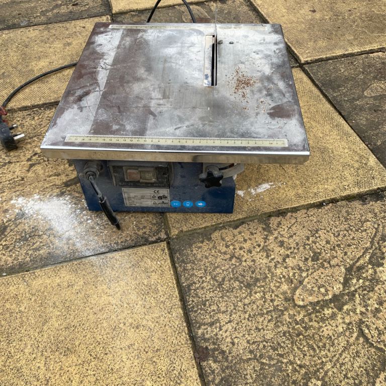 Electric tile cutter