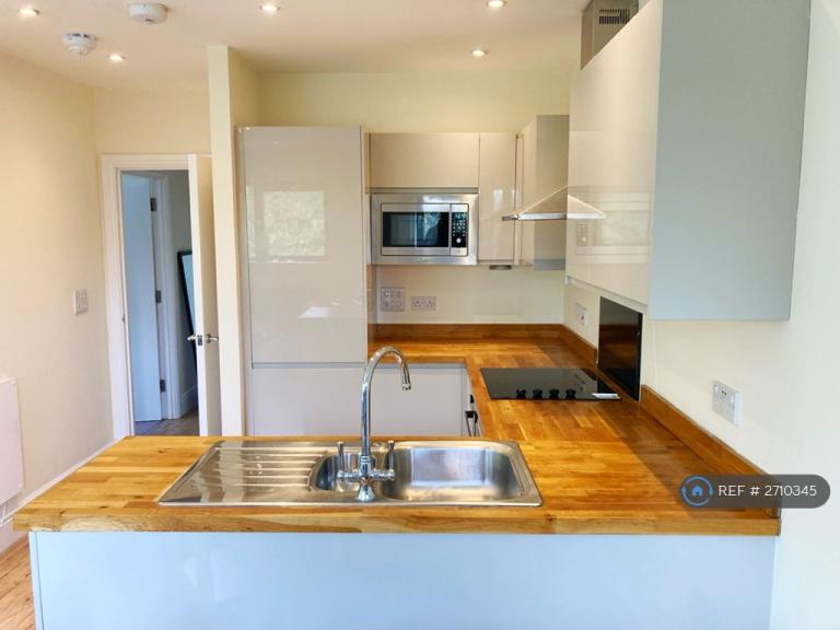 2 bedroom flat in Tower Bridge Road, London, SE1 (2 bed) (#2710345)