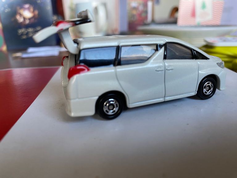 Toyota Alphard die cast toy scale 1/65