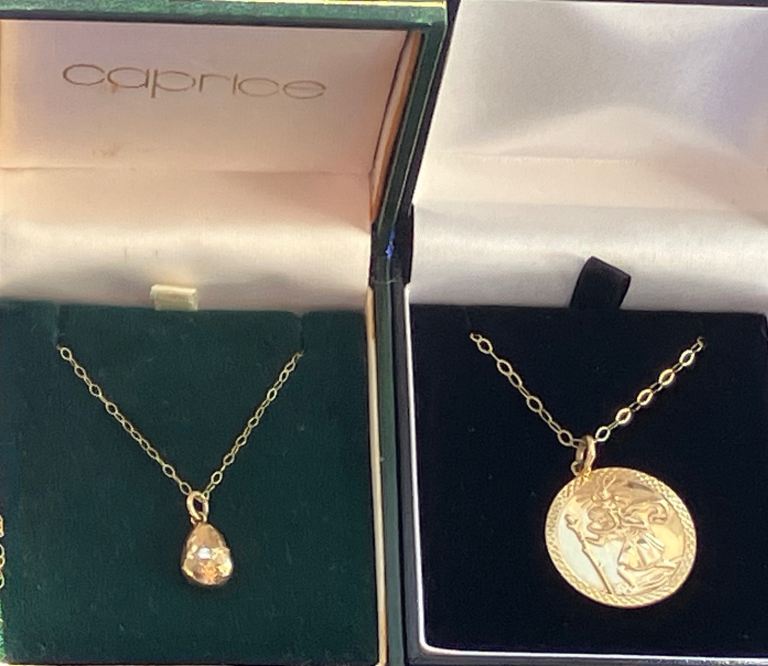 Ladies Jewellery 2x9ct Gold Necklaces 1x saint Christopher’s medal & 1x9ct gold nugget 375. 