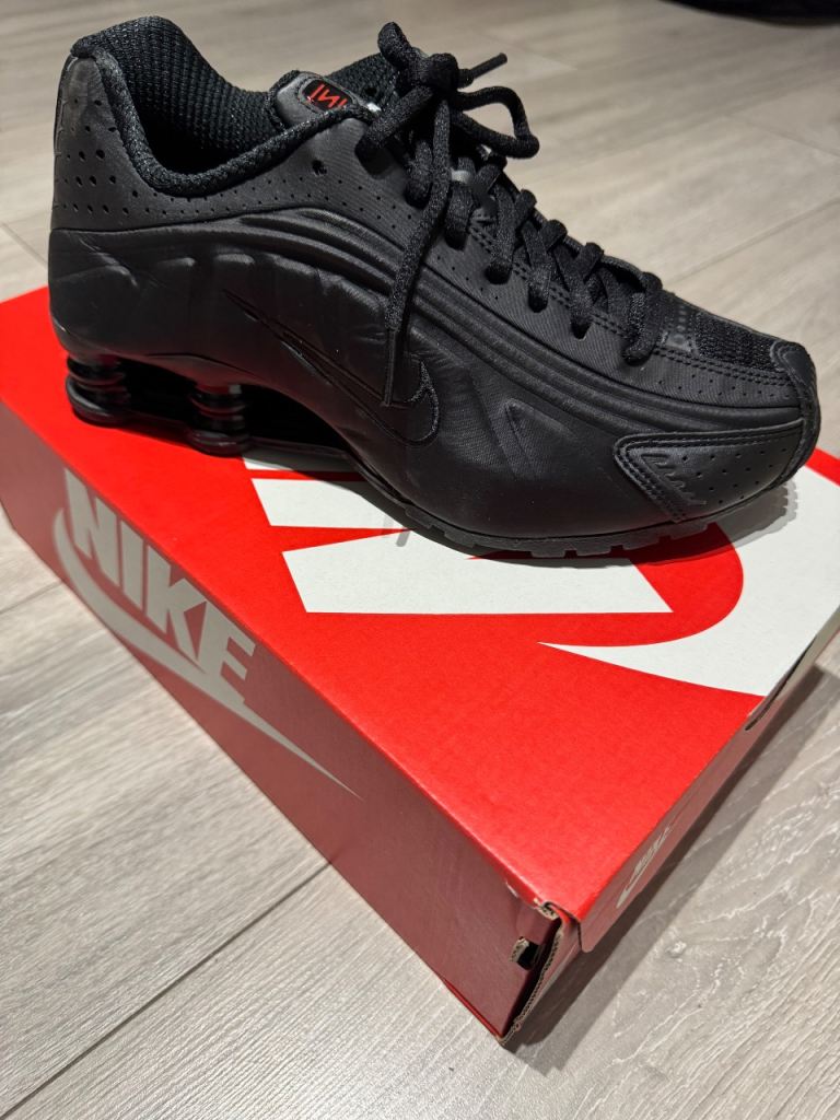 Brand New Nike Shox R4 (Black)