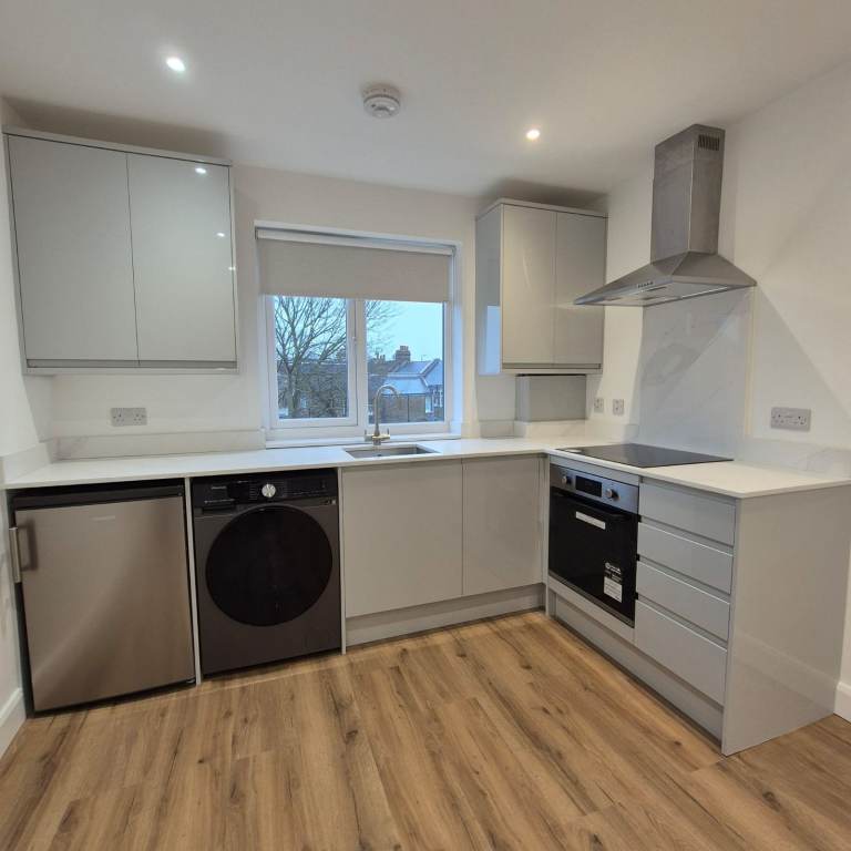 VERY NICE 1 BEDROOM APARTMENT REFURBISHED TO A VERY HIGH STANDARD THROUGHOUT!