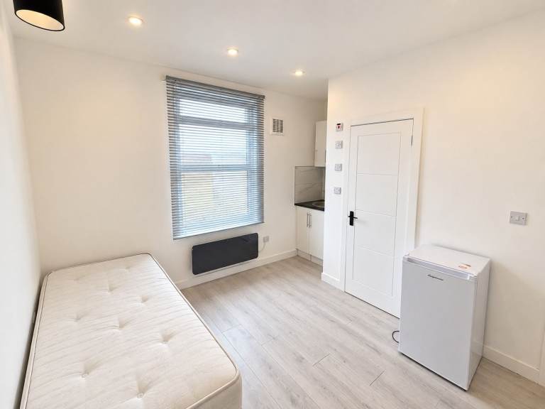 BENEFITS ACCEPTED - Studio Flat Available in Brockley Lewisham SE4