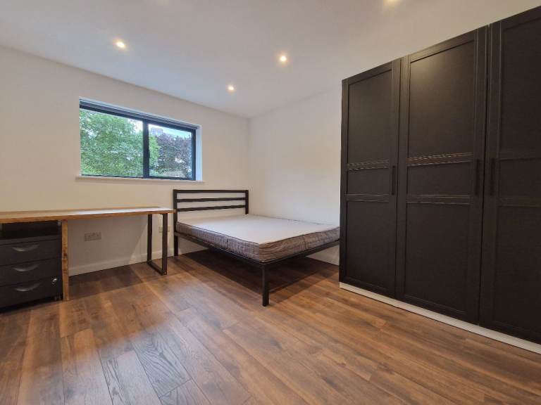 Large Double, All Bills Incl, Woolwich Dockyard Station (Zone 3)