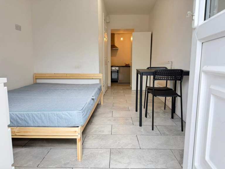 Garden/Self-Contained Studio Flat in Harrow – Dss Considered 