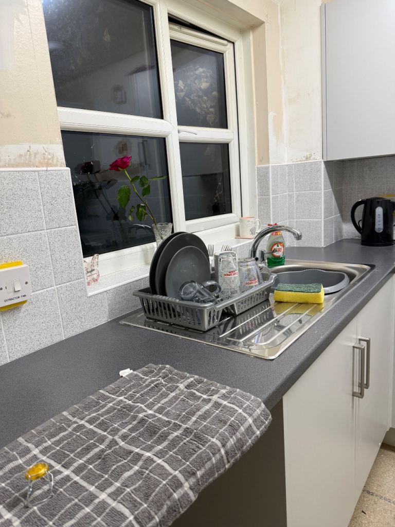 2 bed first floor maisonette mitcham/collierswood