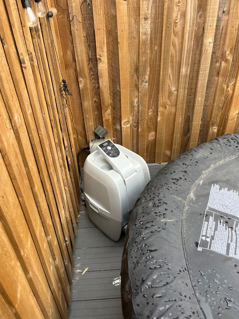 Inflatable Hot Tub with Pump – Good Working Order