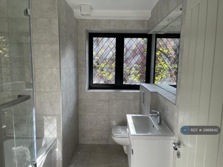 2 bedroom flat in High Street, Bushey, WD23 (2 bed) (#2988642)