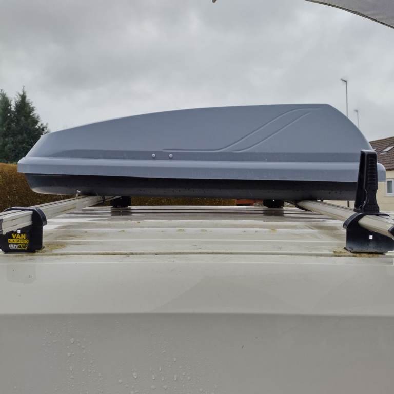 Car roof box