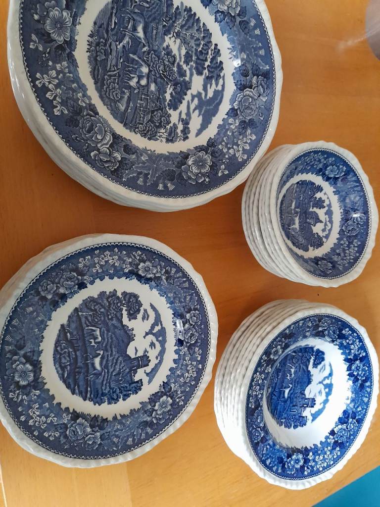 Blue Willow Pattern Dinner Set – Plates and Bowls
