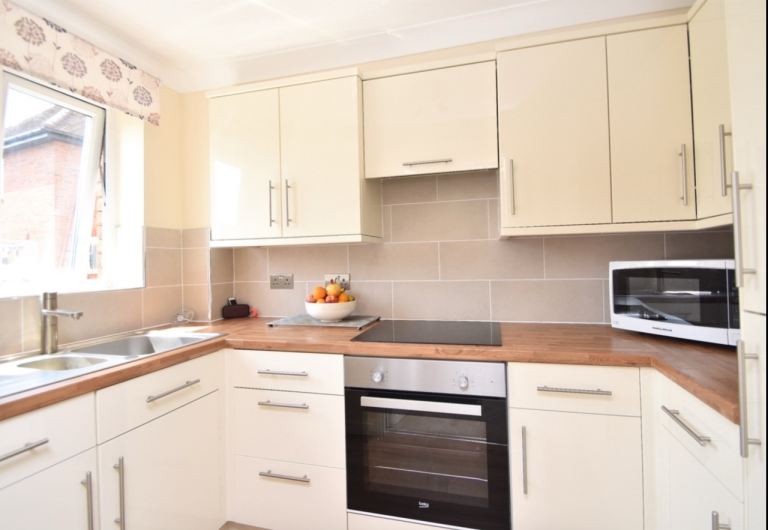 One Bedroom Flat to rent, (please read the description in full)