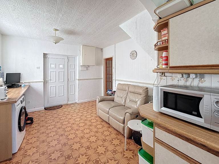 3 bedroom house in Pinfold Avenue, Stoke-on-Trent, ST6 8EW