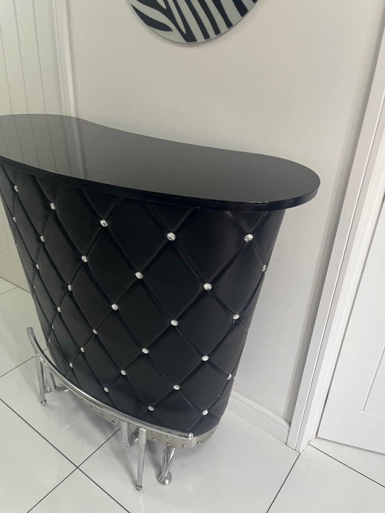 Vintage stunning chesterfield style bar