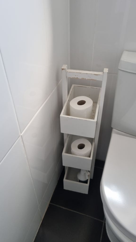 BATHROOM STORAGE UNIT – £5