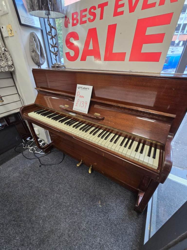 THIS IS A GREAT WEE STARTING PIANO ONLY £139