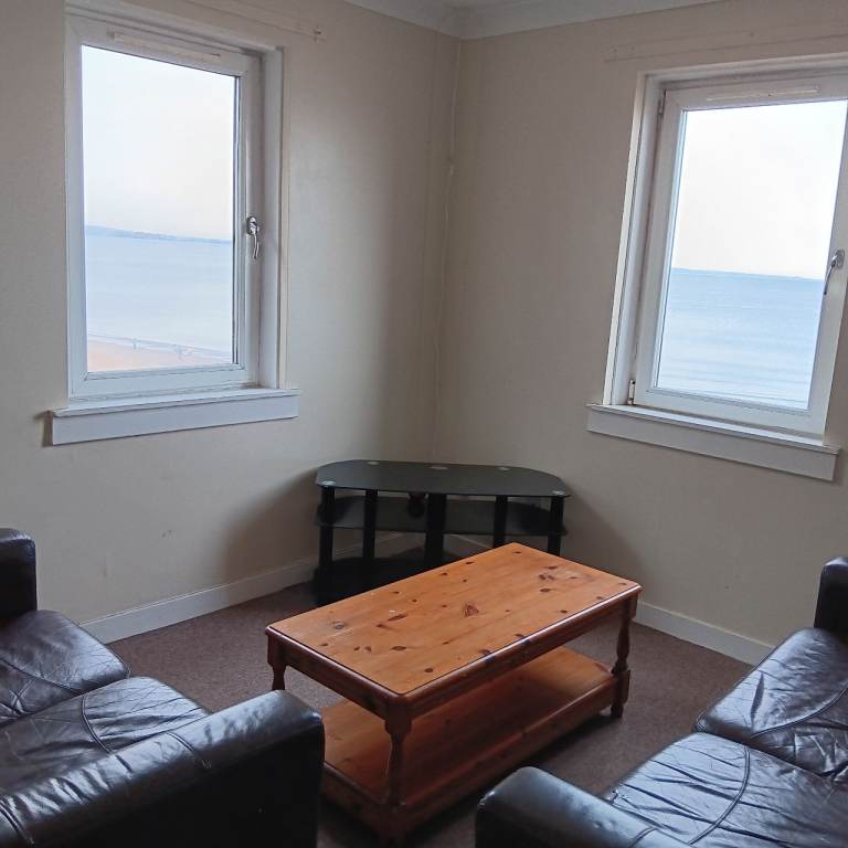 Portobello 2 bedroom flat for rent with sea view