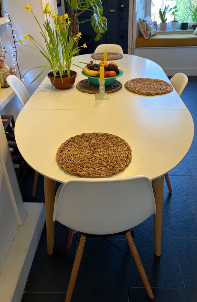 Extendable White Dining Table and 4 Chairs – Good Condition