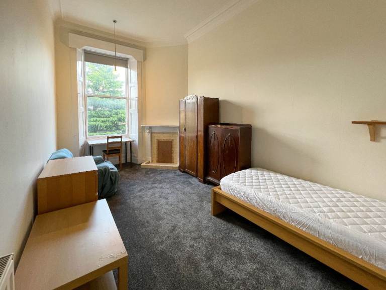 Student Flat share in Morningside - 2 Large Spacious Rooms Available from 9th May