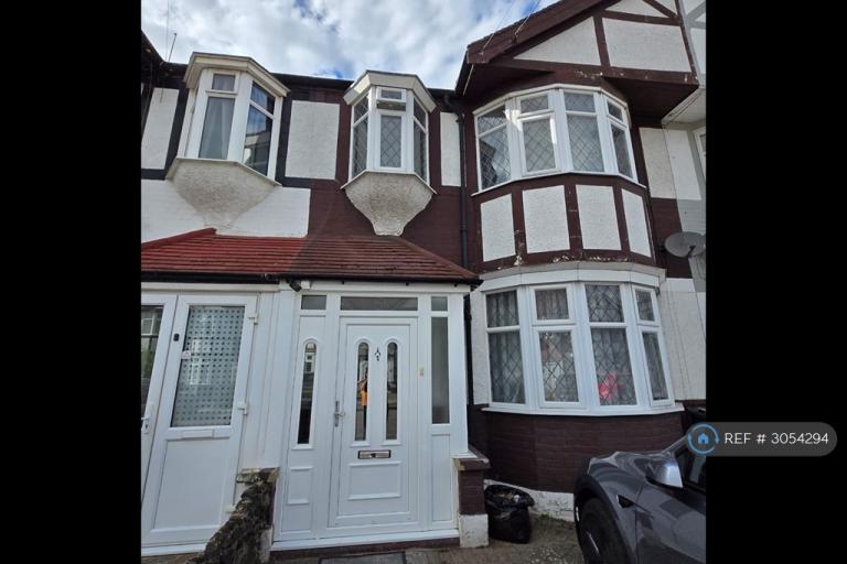 3 bedroom house in Greystone Gardens, Ilford, IG6 (3 bed) (#3054294)