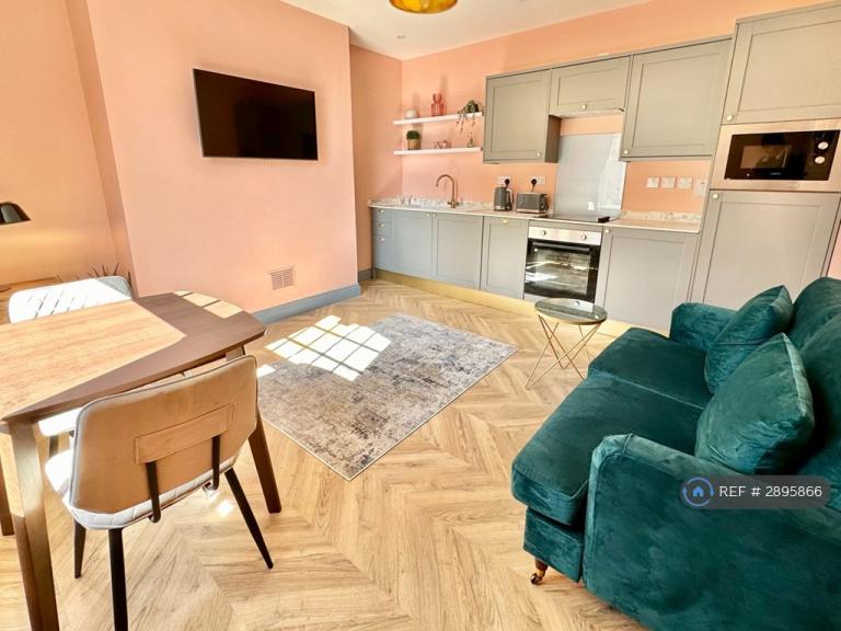 1 bedroom flat in Market Place, Market Weighton, York, YO43 (1 bed) (#2895866)
