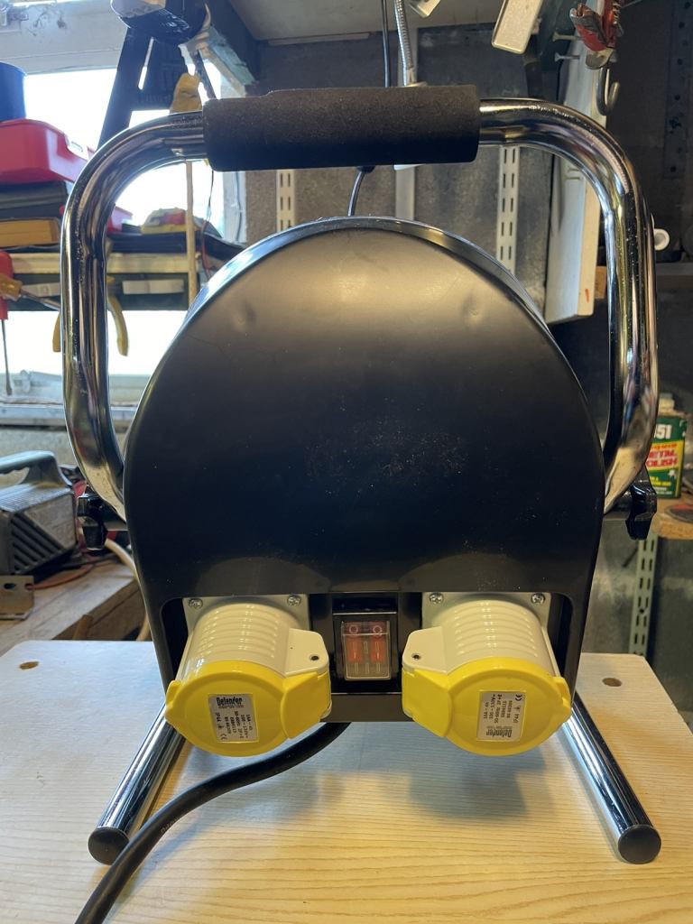 Brand New unused 110v work light with built in extension sockets £10