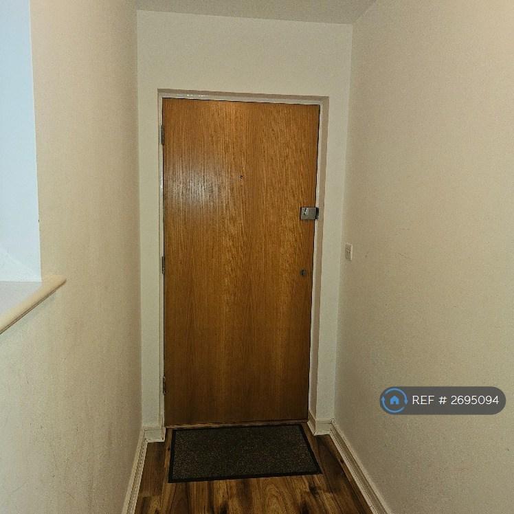 2 bedroom flat in Park Lane, Greenhithe, DA9 (2 bed) (#2695094)