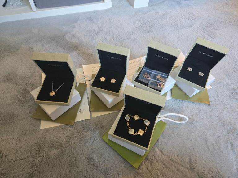 Van Cleef & Arpels Jewellery Set – Gold