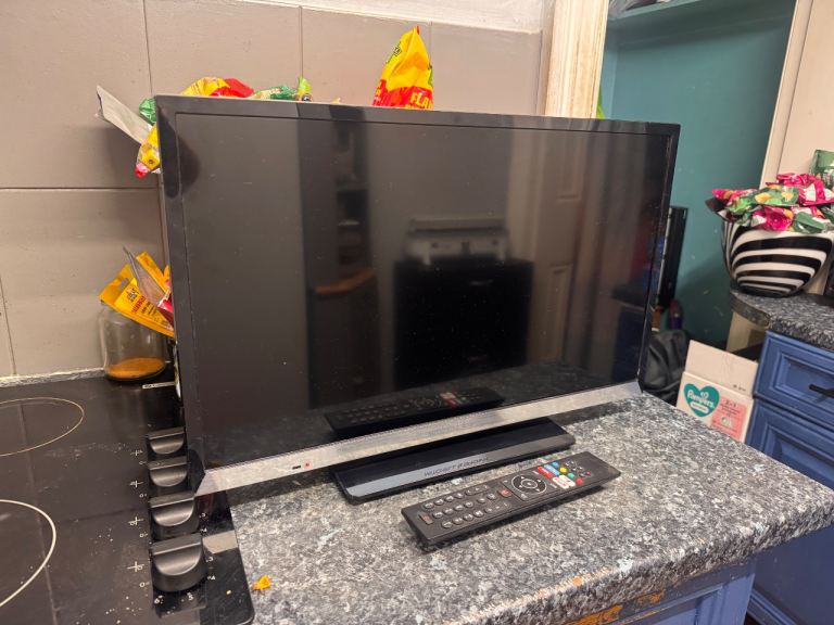 Mitchell & Brown tJB24FV1811 24” Freeview HD Central Stand Led TV excellent condition