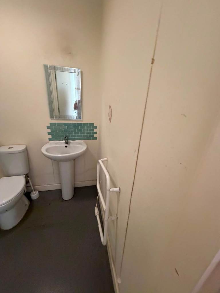 ONE BEDROOM APARTMENT ON THIRD FLOOR - AVAILABLE NOW 