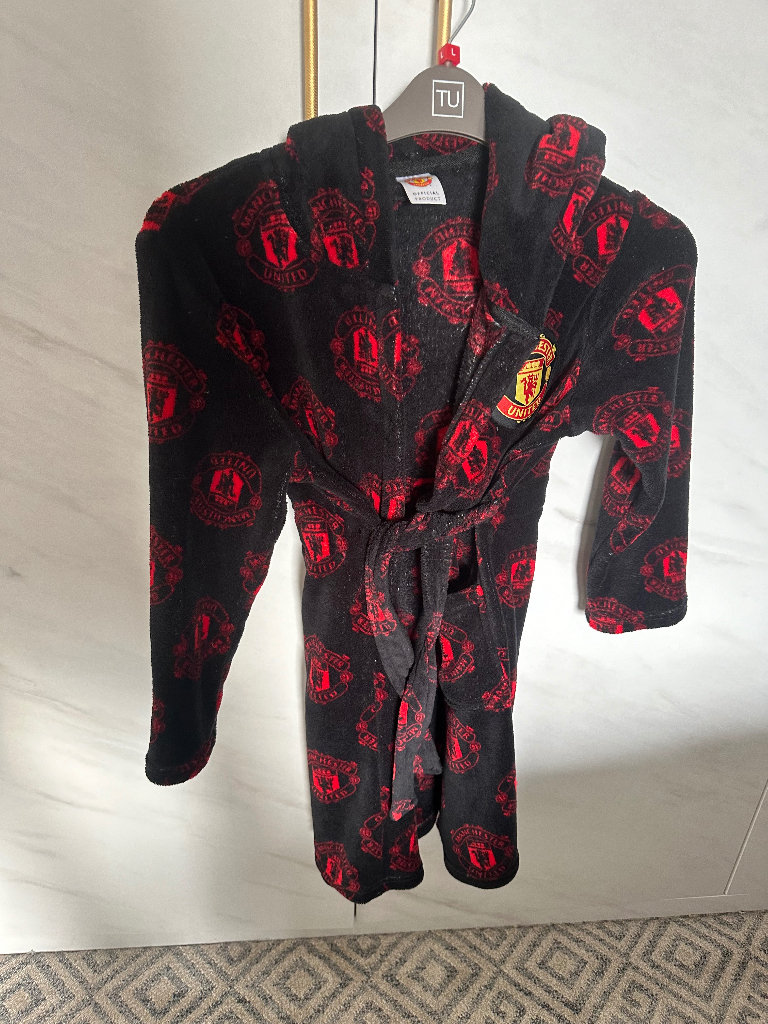 In excellent condition Manchester United Kid’s fluffy bathrobe 9-10years old 140cm 55 ins