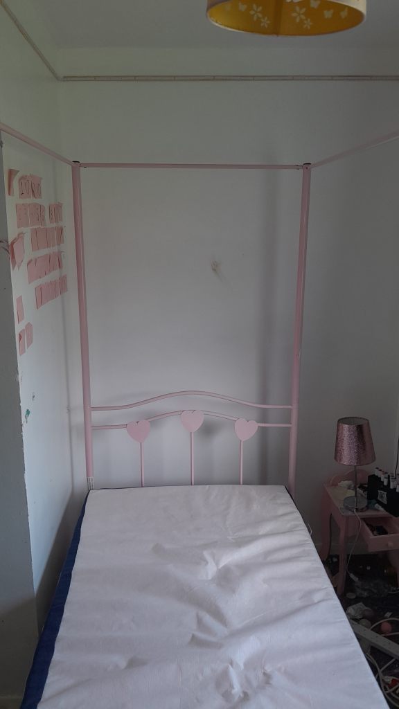 Single 4 post bed