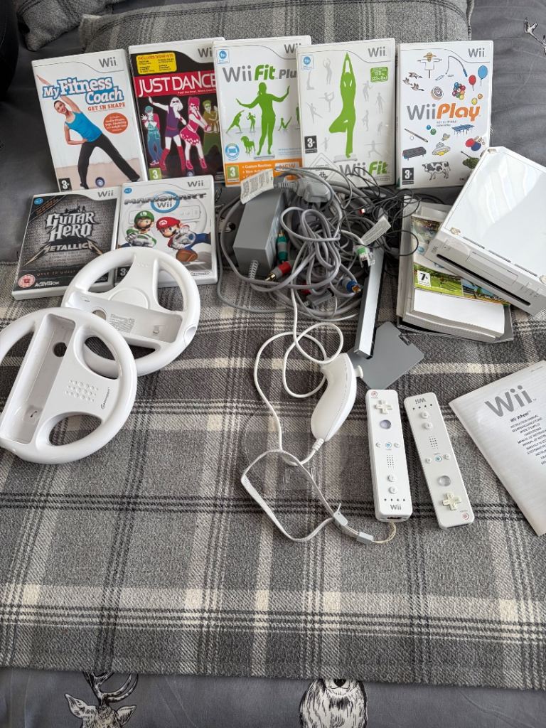 Nintendo Wii Console Bundle with Games and Accessories