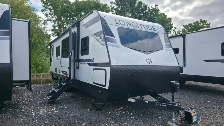 American Caravan 5th Wheel 2027 NEW East To West Longitude 285BH --2027 YM