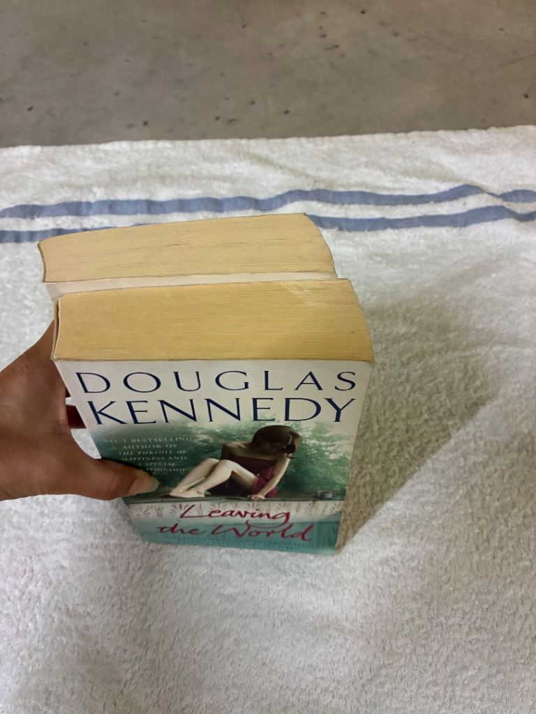 Douglas Kennedy: Leaving the World – Paperback Novel
