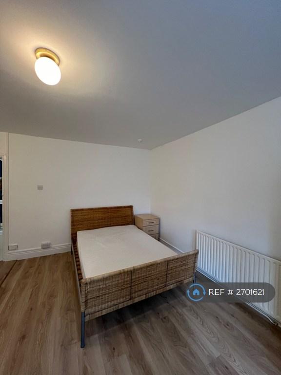 Studio flat in Park Road, Loughborough, LE11 (#2701621)