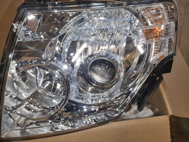Mitsubishi shogun headlight Xenon NS / Passenger side  PART NUMBER 8301C809 2014 to 2020