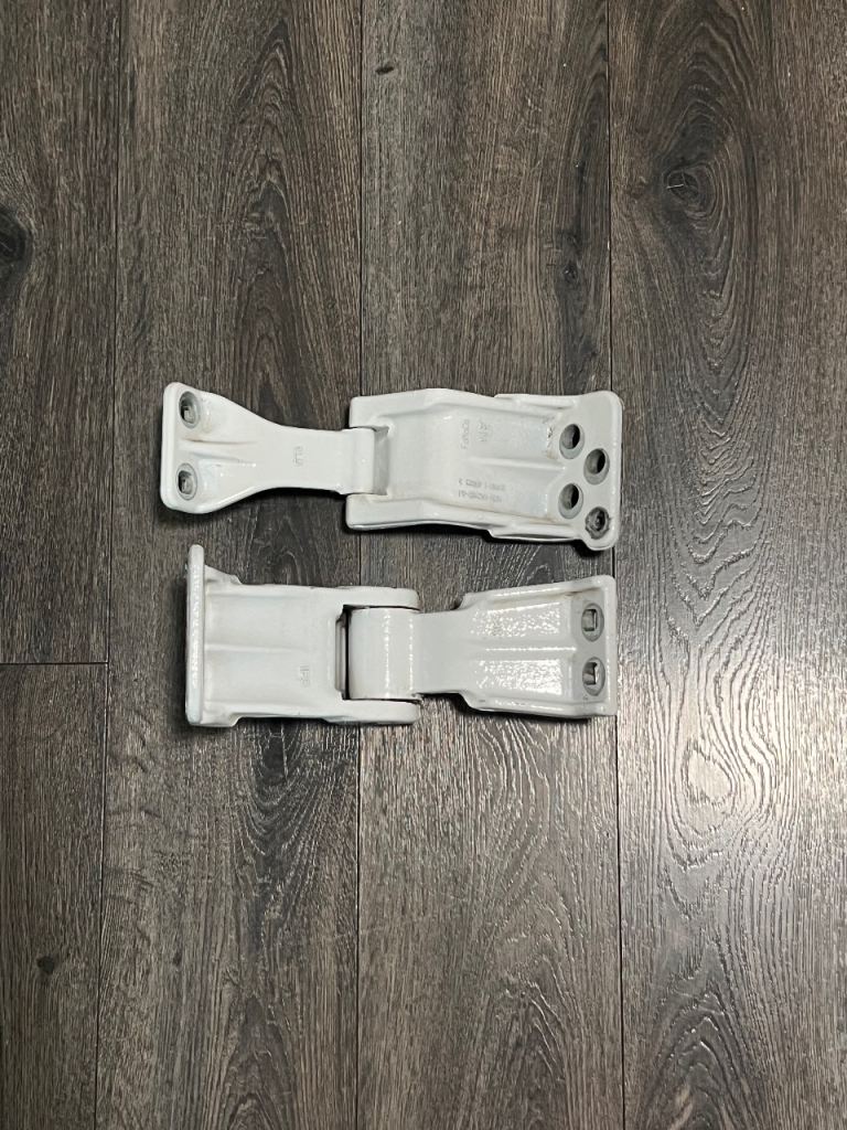 van door hinges