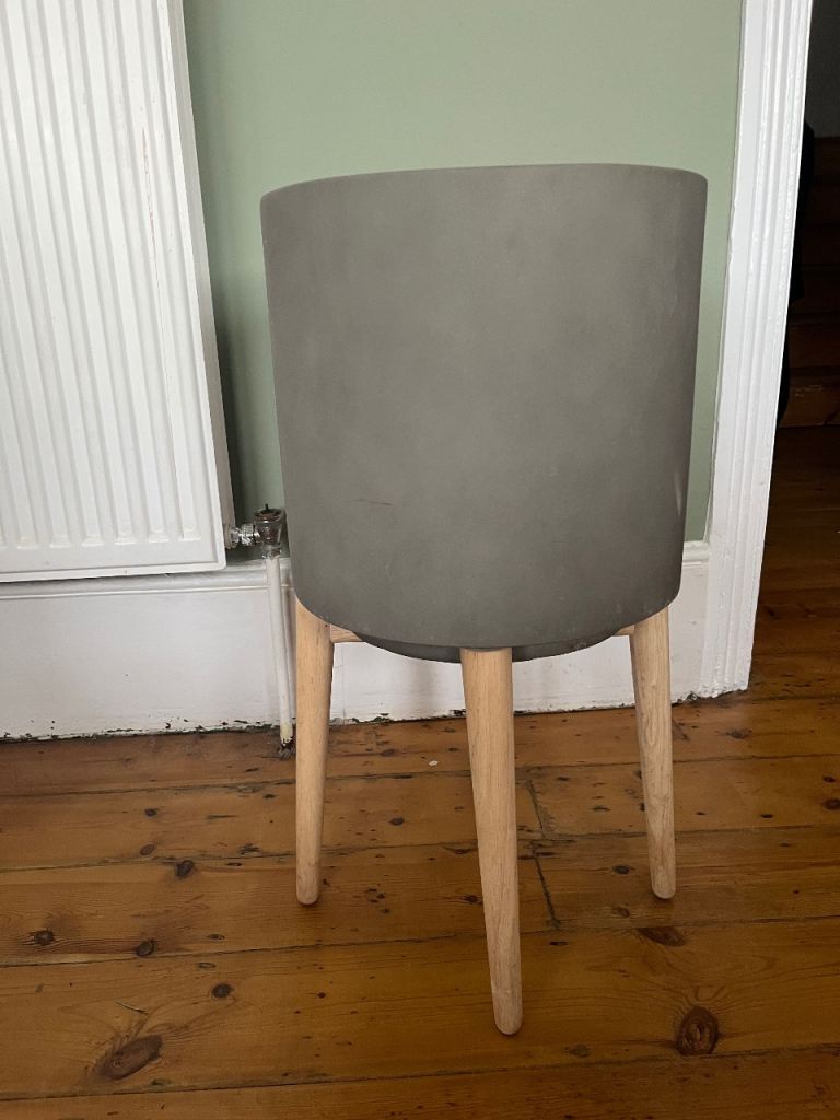 Ceramic plant vase with detachable legs