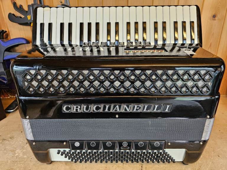 Crucianelli, 4 Voice Musette (LMMM), Double Cassotto, Full Midi And Mics, 120 Bass.