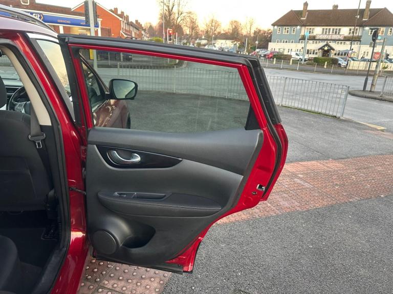 2015 Nissan Qashqai 1.2 DiG-T N-Tec+ 5dr HATCHBACK PETROL Manual