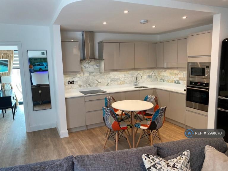2 bedroom flat in Rutherford Court, London, SW19 (2 bed) (#2991670)