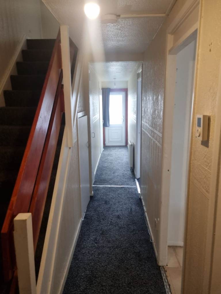 3 bedroom mid terraced house to rent Hallglen