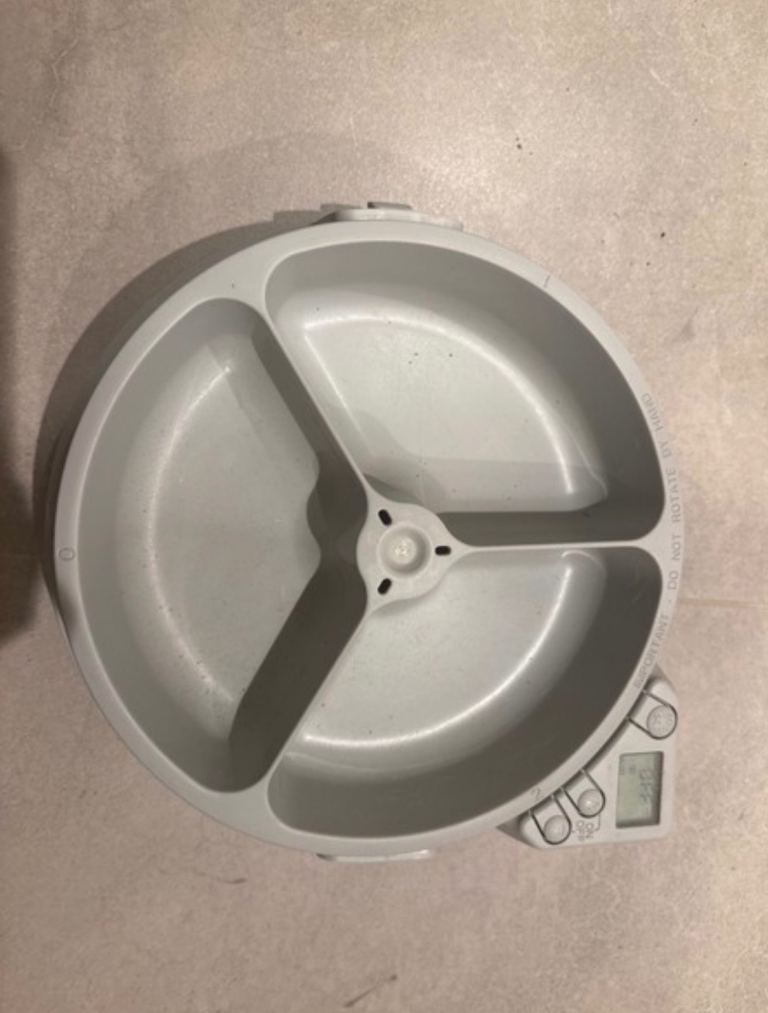 Automatic pet feeding bowl