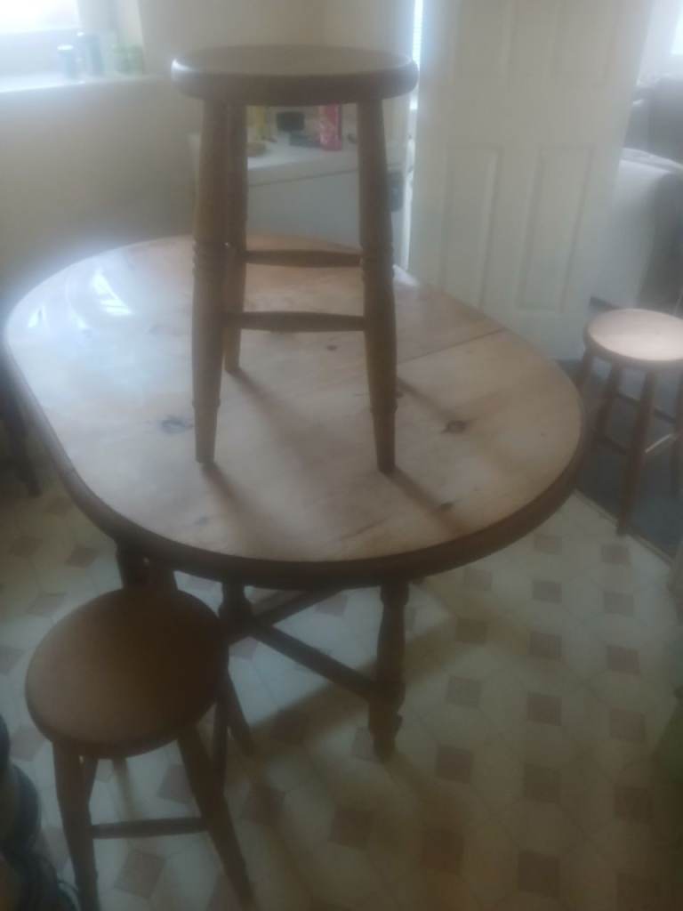Kitchen table and 4 stools 