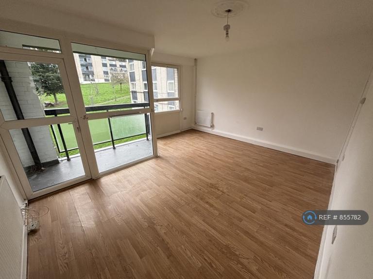 3 bedroom flat in Whitlock Drive, London, SW19 (3 bed) (#855782)
