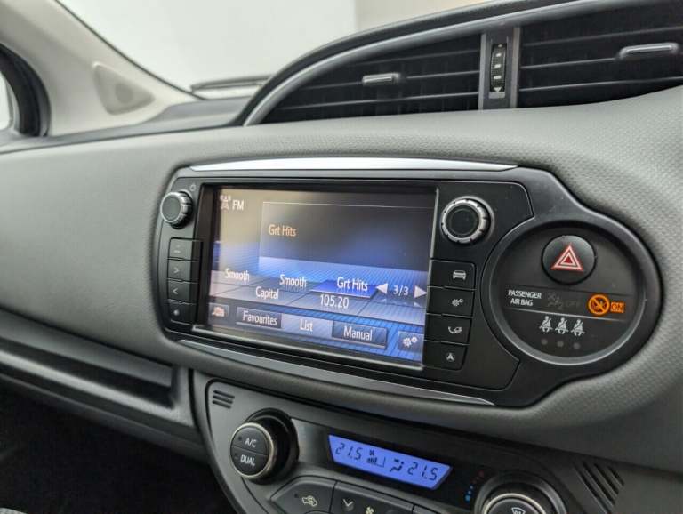 2016 Toyota Yaris 1.5 VVT-h Icon Hatchback 5dr Petrol Hybrid E-CVT Euro 6 (101 ps) REVERSING  HAT...