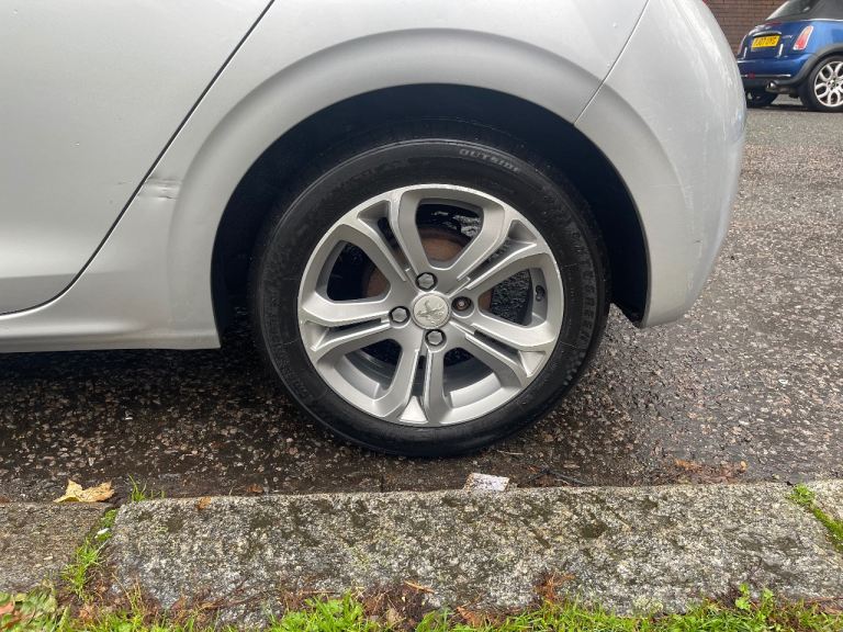 Peugeot, 208, Hatchback, 2012, Manual, 1199 (cc), 5 doors