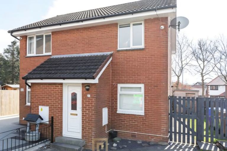 2 bed spacious maisonette home in Robroyston - 15 min walk to train station 